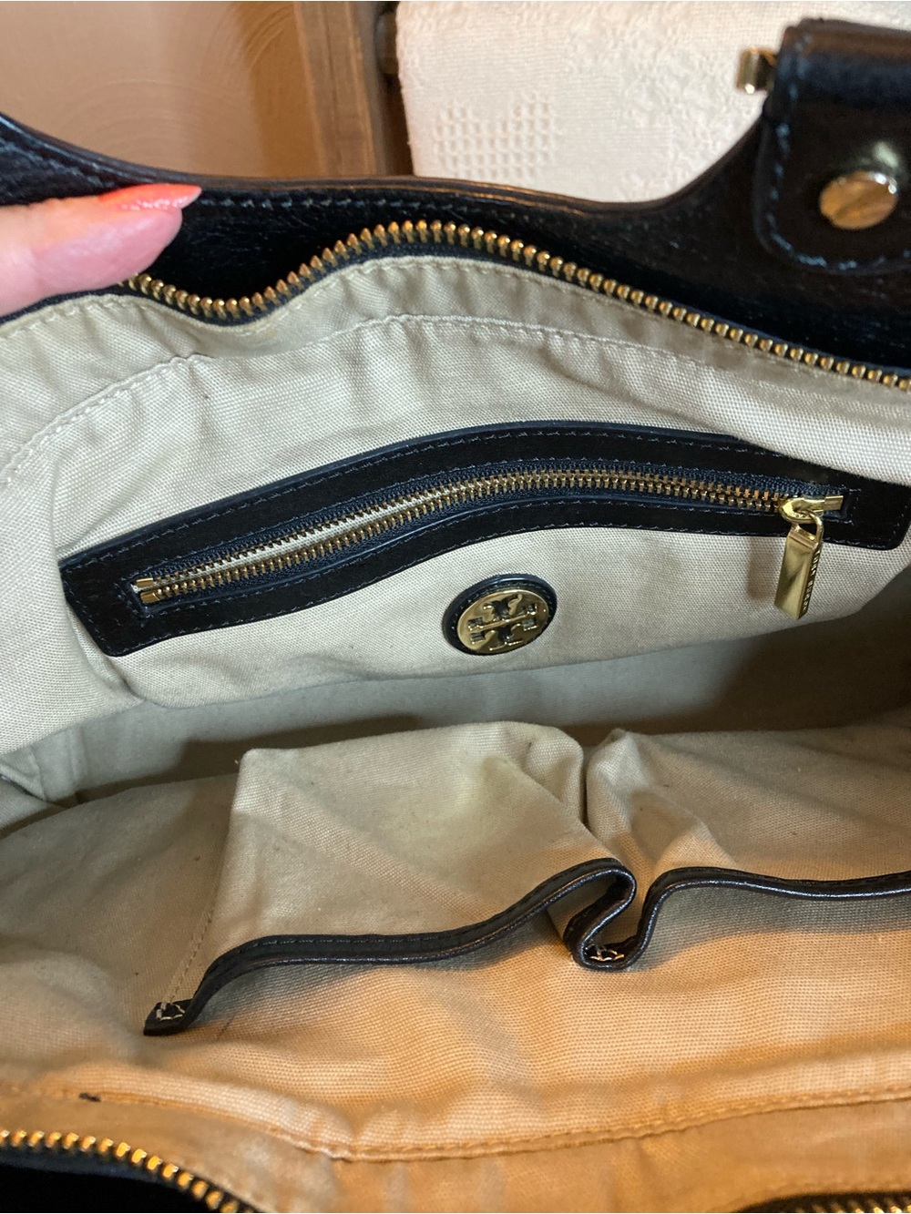 Authentic Tory Burch Black Leather Bombe Tote GUC - Picture 6 of 6